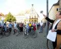 Bild: Stephan Huber
Stadtpfarrer Thomas Helm segnete die Fahrräder und wünschte den rund 40 Radlern, die auf den Marktplatz gekommen waren, eine unfallfreie Fahrt.