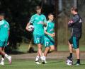 Bild: Sina Schuldt
Werder Trainer Florian Kohfeldt (rechts) hat Patrick Erras (links) und dessen Teamkollegen Maxi Eggestein im Blick. Erras hat sich im Werder-Team schnell zurechtgefunden.