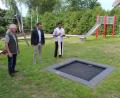 Bild: soj
Bürgermeister Wolfgang Söllner, Pfarrer Pater Anish George und „Bauleiter“ Hubert Becher bei der Einweihung der neuen Spielgeräte. Hier das neue Bodentrampolin.