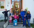 Bild: Sabine Doß/exb
Bürgermeister Stephan Schübel, Einrichtungsleiterin Sabine Doß (von links) und die Mädchen und Buben des gemeindlichen Kinderhauses Pechbrunn freuen sich über die Spende der Firma Fischer. Mit im Bild Ingo und Sandra Fischer zusammen mit Tochter Ida.
