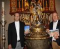 Bild: ads
Stadtpfarrer Thomas Helm (links) und Kirchenpfleger Josef Beer sind begeistert vom neuen Kirchenführer für die Basilika St. Martin.