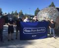 Bild: Kathrin Birner/exb
Das Bündnis gegen das Vergessen hat den Multifunktionsplatz symbolisch in Klaus-Peter-Beer-Platz umbenannt, um an das Opfer rechter Gewalt in Amberg zu erinnern: Zwei Neonazis hatten vor 25 Jahren den homosexuellen Beer schwer misshandelt und ihn in die Vils geworfen, wo er ertrank.