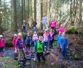 Bild: njn
Viel Spaß hatten die Kinder im Wald. Mit auf dem Bild (hinten von linksmitte) Petra Kreuzer und Kathrin Götzl.