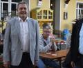 Bild: Karl Schwemmer
Bürgermeister Joachim Neuß (links) gratuliert dem neuen Ortssprecher von Ranna, Stefan Egerer, zu seiner Wahl.