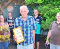 Bild: fjo
Zweiter Vorstand Richard Riedl (rechts) verleiht Norbert Schindler (vorne) die Ernennung zum Ehrenpräsidenten der Waidhauser Imker in Begleitung von Brigitte und Rolf Kühn, sowie Jürgen Bauer (von links).