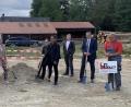 Bild: kro
Beim Spatenstich für das neue Mulitfunktionsgebäude in Großkonreuth dabei waren (von links) Josef Weidhas vom Bauhof, Marktrat Siegfried Scharnagl, Landschaftsarchitektin Gisela Fanck-Reiter, Frau Kirschneck und Peter Hilgarth vom Architekturbüro Hilgarth, Bürgermeister Franz Schöner und zwei Vertreter der Baufirma Bäuml.