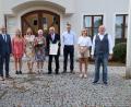 Bild: bö
Für seine Verdienste um seine Heimatgemeinde wurde Altbürgermeister Gotthard Färber (Mitte mit Urkunde) mit der Ehrenbürgerschaft des Marktes Rieden ausgezeichnet. Von links: 2. Bürgermeister Josef Weinfurtner, Bürgermeister Erwin Geitner, Magdalena Färber, Silvia Färber, Hedwig Färber, der neu ernannte Ehrenbürger Gotthard Färber, Jürgen Färber, Emma Färber und 3. Bürgermeister Gerhard Schnabel.