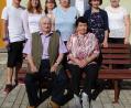 Bild: hl
Das beil. Foto zeigt den Jubilar (vorne sitzend mit seiner Ehefrau), Bürgermeister Roman Schäffler (3.v.r.) und einem Teil seiner großen Familie mit Tochter Anita (3.v.l.) und Tochter Rosa (2.v.r.), Schwiegertochter Maria (4.v.l.), sowie die Enkelkinder Melanie (rechts) und Christina mit Freund Dennis (1. und 2.v.l.).