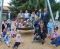 Bild: soj
Freude bei den Kindergartenkindern über ihre neue Nestschaukel:
Mit dabei bei der Einweihung waren (hi.v.LI) Bürgermeister Wolfgang Söllner, Pfarrer Pater Anish George, Schreiner Manfred Philipp, Hubert Becher, Kirchenpfleger Stefan Kausler
v.li.sitzend: Kinderhausleiterin Bianca Kastner