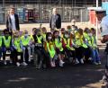 Bild: R. Kreuzer
Die Klasse 1b probieren die ersten gelben Sicherheitsüberwürfe. Das ist ein Baustein in der Verkehrserziehung. Schulungen für den sicheren Schulweg oder Fahrsicherheitskurse werden folgen.