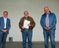 Bild: bsc
Für seine 42-jährige Tätigkeit in der Kommunalpolitik wurde Otmar Zeitler (Mitte) mit einer besonderen Ehrung bedacht. Bürgermeister Oskar Schuster (links) und sein Vorgänger Gottfried Härtl (rechts) dankten dem verdienten und langjährigen Gemeinderat und Bürgermeister.
