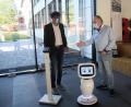 Bild: wro
Rainer E. Becker, von der Firma ShowBotiXX, erklärt Schulleiter Thomas Metzler die Funktionen des Roboters „Jamie“, der Steuerungs-App und der dazugehörigen Thermo-Stele.