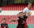 Bild: Daniel Karmann/dpa
Haushoch überlegen: Der Leipziger Yussuf Poulsen (rechts) überspringt Asger Sörensen vom 1. FC Nürnberg.