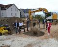 Bild: roa
Am Mariahilfbergweg 34 investiert die Volksbank-Raiffeisenbank Amberg in ein Mehfamilienhaus für zehn Parteien. Am Freitag war Spatenstich.