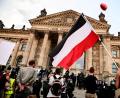Bild: Fabian Sommer/dpa
Teilnehmer einer Kundgebung gegen die Corona-Maßnahmen stehen am 30. August vor dem Reichstag in Berlin, ein Teilnehmer hält eine Reichsflagge.