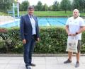 Bild: sne
Ein echter Lebensretter: Bürgermeister Edgar Knobloch gratuliert Rettungsschwimmer Daniel Jobst (rechts) zu seiner Heldentat.