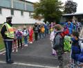 Bild: fpoz
Das Bild zeigt die Erstklässler mit Ramona Weiß bei der „Trockenübung“ vor dem Schulhaus.