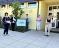 Bild: Dr. Marlene Groitl
Vor der Grundschule Fensterbach fand die Übergabe der Corona-Masken für die ABC-Schützen mit (von links) Uta Götz, Uschi Kass, Dr. Marlene Groitl, Heidi Neidl, Gerlinde Werner und Bianca Cudina statt.