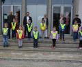 Bild: jr
Jeder ABC-Schütze im Landkreis erhält von der AOK Bayern eine solche reflektierende Warnweste, mit der die Sichtbarkeit der Kinder im Straßenverkehr verbessert werden soll. Stellvertretend für alle 565 Erstklässler im Landkreis nahmen ein Teil der Tirschenreuther ABC-Schützen die Westen in Empfang. Bei der Übergabe mit dabei waren, (im Hintergrund von links) Schulrätin Martina Puff, Walter Landgraf (Kreisverkehrswacht), AOK-Berater Stephan Veigl, Verkehrslehrerin Theresia Thoma, Schulleiterin Gabriele Grünwald und Polizeihauptmeisterin Ramona Weiß (PI Tirschenreuth).