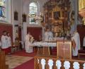 Bild: swo
Gottesdienst in Konzelebration mit Abstand. Pater Alfred Lindner, Weihbischof Josef Graf und Pfarrvikar Christian Preitschaft (von rechts) meistern die ungewohnte Situation. Einfacher wird es da schon, wenn die vier Ministranten (links) aus einer Familie kommen.