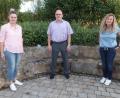 Bild: br
Neben ihrer Vorstellung als Jugendbeauftrage der Gemeinde Schlammersdorf, Cornelia Kausler (rechts) und Sabrina Drummer (links) zusammen mit Bürgermeister Johannes Schmid gaben beide in der Septembersitzung des Gemeinderates einen ausführlichen Rückblick auf das diesjährige Ferienprogramm.