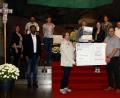 Bild: zer
Die Mitwirkenden, Organisatoren, Oberministranten und Familiengottesdienstmitglieder überreichten eine Spende aus einem interessanten Kinogottesdienst über 800 Euro an das SOS-Kinderdorf. Links: Pfarrer Jaison Thomas und Holger Hassel der symbolisch den Scheck hält.