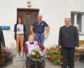 Bild: du
Maria Adam (vorne, Mitte) wurde vom Obst- und Gartenbauverein für 60-jährige Mitgliedschaft mit der Ehrennadel am Bande und Urkunde ausgezeichnet. Vorsitzender Herbert Wolf (rechts) und Bürgermeister Ernst Lenk (links) gratulieren. Über die Ehrung ihrer Mutter am 87. Geburtstag freuen sich auch Tochter Maria und Sohn Gerhard (hinten, von links).