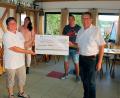 Bild: bsc
Auch für Bürgermeister Oskar Schuster (rechts) war es eine große Überraschung. 10.000 Euro übergaben die Mitglieder des Vorstands des Fördervereins Freibad (von links) Lisa Rauh, Patricia Henze und Julian Fleischmann zur Planung für Sanierung und Umbau des Friedenfelser Freibades.