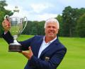 Bild: PRESSEATELIER.DE
Der Golf-Bundestrainer zeigt den EM-Pokal: Ulrich Eckhardt aus Vohenstrauß ist mächtig stolz auf sein Herrenteam, das erstmals in der Geschichte des Deutschen Golf Verbandes Europameister wurde.