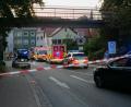 Bild: vifogra/dpa
Streifenwagen der Polizei und Krankenwagen stehen auf einer Neumarkter Straße, die durch Flatterband abgesperrt ist. In einem Biergarten haben sich 30 Menschen leicht verletzt.