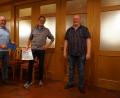 Bild: eib
Eingerahmt von seinen beiden WSV-Vorstandsteamkollegen Sepp Zwick (links) und Helmut Kiesl (rechts) freut sich Herbert Killer über die Glückwünsche.