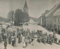 Bild: awo
Der Bärnauer Marktplatz zur Palmkirwa zu Beginn des 20. Jahrhunderts.