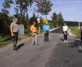Bild: bkr
Kleine Nachbesserungen stellte Bürgermeister Günter Kopp (Bildmitte) am Übergang zur neuen Straße am Ortsausgang von Oberwappenöst fest. Mit auf dem Bild: Egid Schreyer und Diplomingenieur Bernhard Hagner (von links) sowie Bürgermeister Peter König und Katrin Bayer (von rechts.)