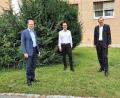 Bild: Cindy-Mara Schumann/exb
Daniel Weiß (rechts) ist neuer Geschäftsführer der Asklepios Orthopädischen Klinik Lindenlohe. Mit im Bild: Dr. Joachim Ramming (Mitte) und Vorgänger Marius Aach (links).