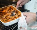 Bild: Gabi Schönberger
Die Lasagne kommt zum Überbacken in den Ofen. Sie ist fertig, wenn sich eine goldbraune Kruste gebildet hat.
