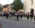 Bild: bö
Die kleine Abendserenade lässt die Menschen trotz Corona-Abstand näher zusammenrücken. Die Blaskapelle St. Georg hatte auf den Marktplatz in Rieden eingeladen.