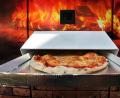 Symbolbild: Karl-Josef Hildenbrand/dpa
Die Pizzen gibt es in Altendorf heuer vom Ofen direkt ins Auto.