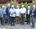 Bild: hcz
Freunde, Vereinskameraden und politische Wegbegleiter gratulieren Josef Gebhardt (Dritter von rechts) nachträglich zum 75. Geburtstag.