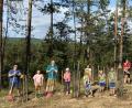 Bild: wee
Zusammen mit Bürgermeister Konrad Kiener und den beiden Jugendbeauftragten, Max Geitner und Christian Liebl, pflanzten Kinder und Jugendliche aus der Marktgemeinde 25 junge Laubbäume auf dem Fischberg. Und auch der eine oder andere Elternteil war mit von der Partie.