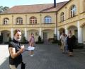 Bild: jua
Isabelle Schweickhardt (links) führte im Laufe des Sonntags vier kleine Gruppen durch das Schloss Guteneck.