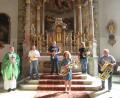 Bild: jzk
Nach dem Gottesdienst bedankte sich Stadtpfarrer Thomas Kraus (links) bei (von rechts) Werner Rodler (Tuba), Alexander Dostler (Tenorhorn), Elena Rodler (Tenorhorn), Jürgen Schönfelder (Flügelhorn) und Kapellmeister René Pascal Bauer (Trompete).