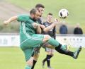 Bild: Ziegler
Voller Einsatz für den Jubiläumsaufstieg: Norbert Braun (vorne) ist mit dem 1. FC Schlicht auf dem Weg zur Kreisliga-Meisterschaft.