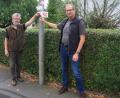Bild: wro
Siegfried Trißl (rechts) ist der neue Wegepate für den "Fuchsweg". An der Schulstraße wurden der neu gestaltete Weg und dessen Betreuer von Bürgermeister Wolfgang Braun (links) vorgestellt.