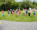 Bild: pop
Die bunten Vogelhäuschen werden sicher im Frühjahr gerne von den Vögeln angenommen. Mit den Kindern freute sich Jugendbeauftragte Paula Weigert (hinten rechts).