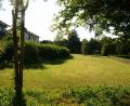 Bild: bey
Das Grundstück zwischen der Hecke (links) und dem Zaun zum Kinderspielplatz (rechts) würden potentielle Bauwillige gerne für ihr Vorhaben nutzen. Die Bereitschaft zum Verkauf besteht bei den Eigentümern offensichtlich. Das Grundstück liegt außerhalb des rechtsverbindlichen Bebauungsplanes "Herrenpoint".