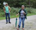 Bild: fks
Försterin Annette Schödel (Mitte) begleitete die Familien auf der Spurensuche. Mit dabei ihr Ehemann und Förster Wolfgang (links) sowie Geschäftsstellenleiterin Ursula Schimmel (rechts) vom Bund Naturschutz.