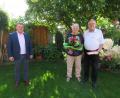 Bild: adj
Über die Glückwünsche von Bürgermeister Karlheinz Budnik zur Diamanthochzeit freuen sich Roswitha und Heinz Adam.