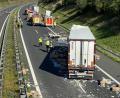 Bild: Gustl Beer
Die A6 glich einem Trümmerfeld. Einen Tag später war ein Gutachter immer noch mit der Rekonstruktion des Unfallgeschehens beschäftigt.