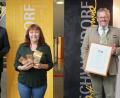 Bild: Stadt Schwandorf/Maria Schuierer/exb
Oberbürgermeister Andreas Feller präsentiert die Urkunde, die Schwandorf für weitere zwei Jahre zur Fairtrade-Stadt macht. Stadtrat Alfred Damm und Sabine Brunner, Büro des Oberbürgermeisters, arbeiten in der Fair-Trade-Steuerungsgruppe zusammen.