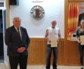 Bild: Johannes Bartl, Schützengesellschaft Tirschenreuth/exb
Zweiter Bürgermeister Peter Gold (links) und Schützenmeister Harald Thiermann (rechts) gratulierten Werner Standfest und Andrea Thiermann. Beide wurden für 25 Jahre Mitgliedschaft geehrt.